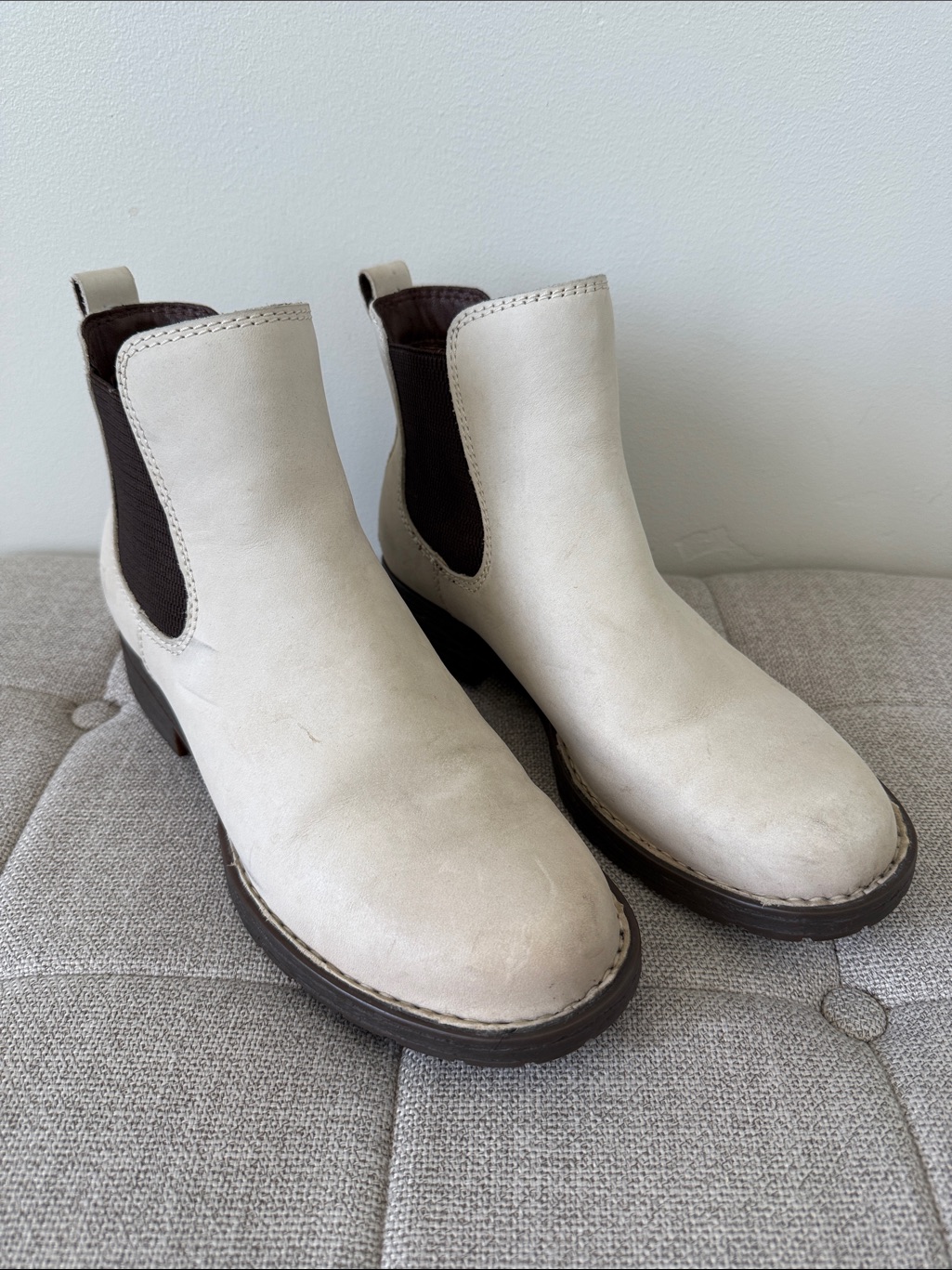 Born Cove Waterproof Cream Distressed Leather Chelsea Ankle Boots Size 9